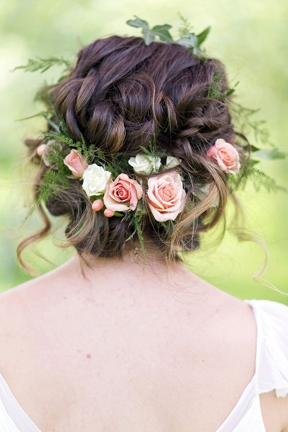 Romantic bridal hairstyles for a summer bride