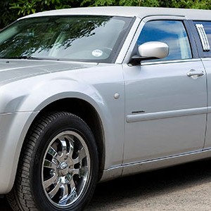 car-chrysler-300-limousine-silver-head2