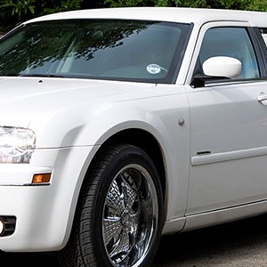 car-chrysler-300-limousine-white-head2
