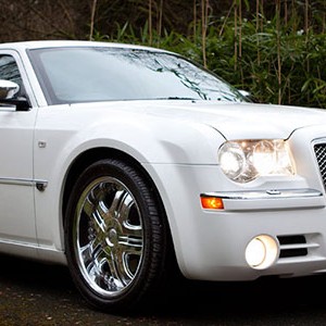 car-chrysler-300c-hemi-white-head